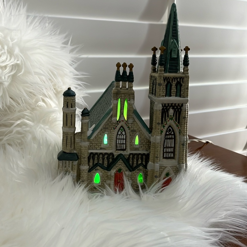 Dickens Keepsake Cathedral with Green Stain glass Windows 1995
